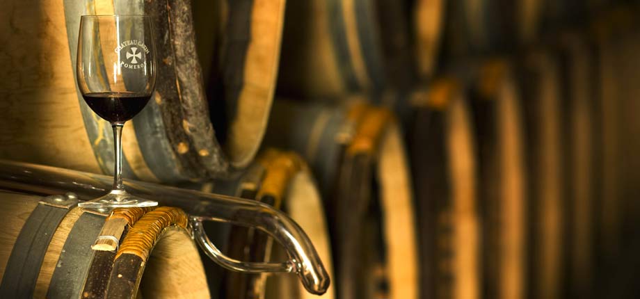 chateau-gazin-pomerol-verre-de-vin-rouge-chais